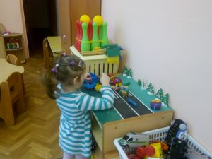 три (2)